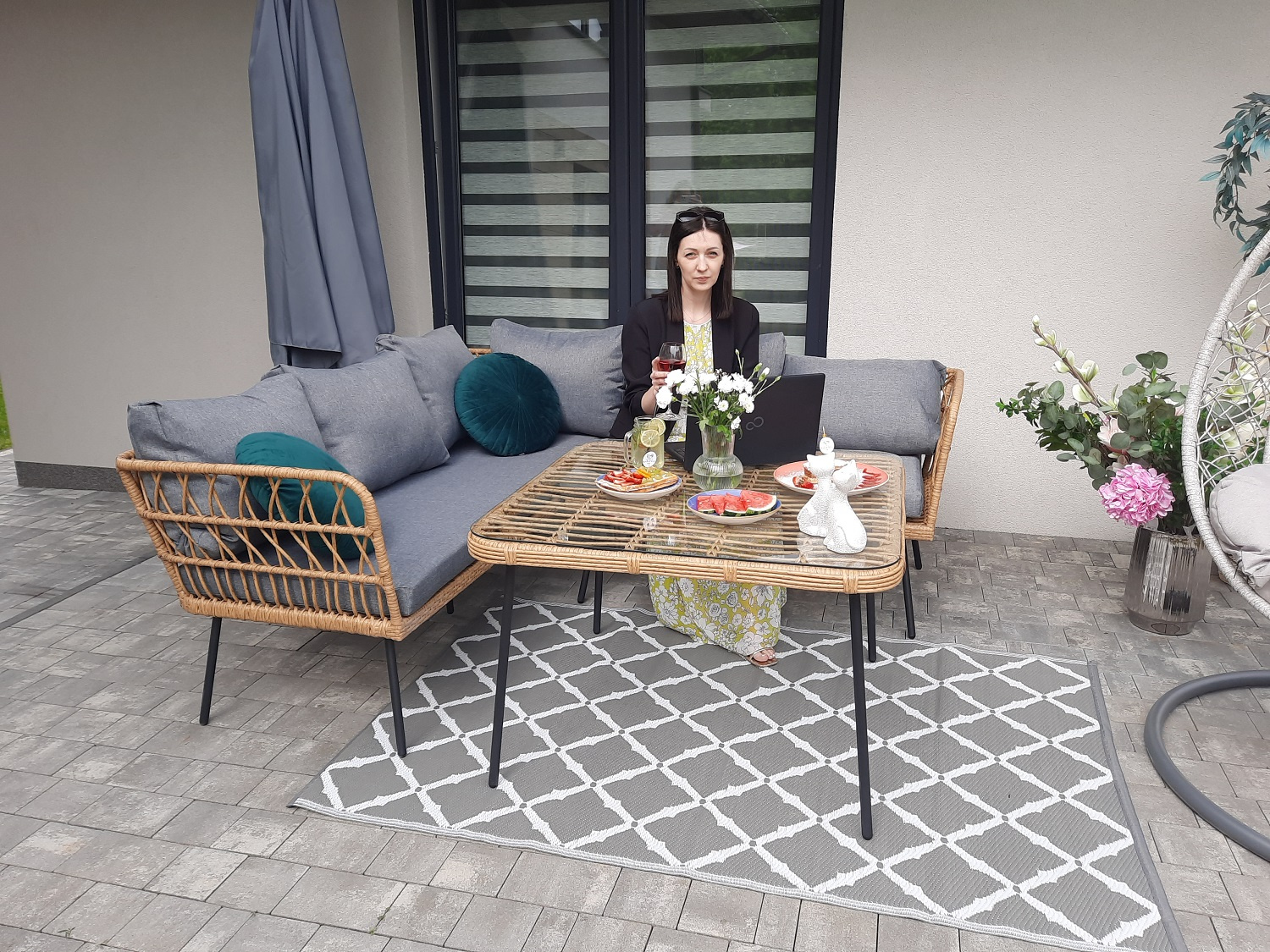 ZESTAW MEBLI OGRODOWYCH (SOFA NAROŻNA, STOLIK) - BRĄZOWY, PODUSZKI - SZARY pol_pl_ZESTAW-MEBLI-OGRODOWYCH-SOFA-NAROZNA-STOLIK-BRAZOWY-PODUSZKI-SZARY-336_8
