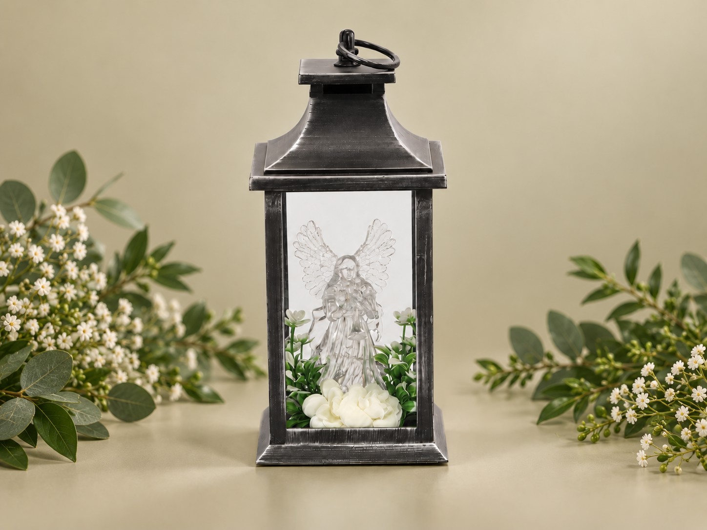 Lampion LED 14 x 14 x 30 cm z aniołem i białymi kwiatami