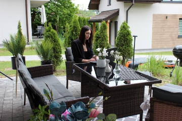 Garden Line Комплект мебели из ротанга «Vaduz» (диван + 2 кресла + 2 пуфы + стол) коричневый + серые подушки, SAD9590 - Home Club