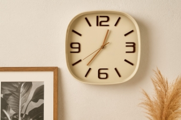 Chomik Настенные часы квадратные 30,3 x 30,3 x 5,7 см, бежевые/голубые, ZEG5531 - Home Club