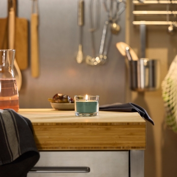 ИКЕА Ароматическая свеча в стеклянном стакане LOTSFÅGEL, 106.084.32 - Home Club